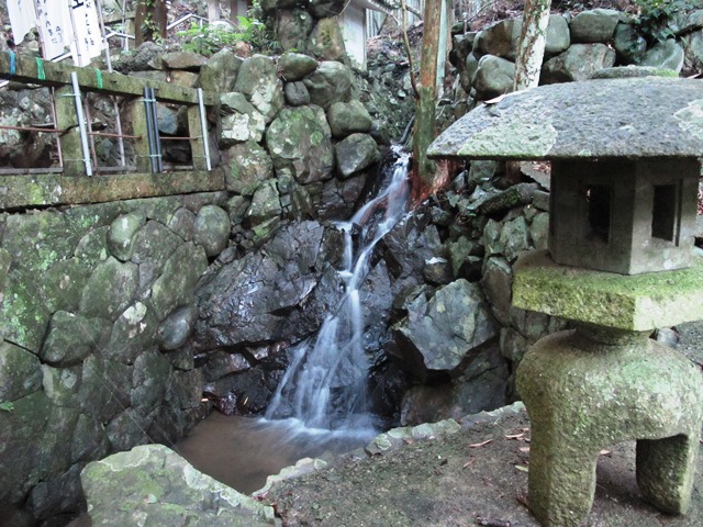 御座爪切不動尊の本堂横の弘法の滝